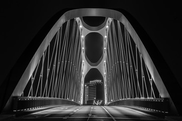 Osthafen Brücke Frankfurt bei Mitternacht