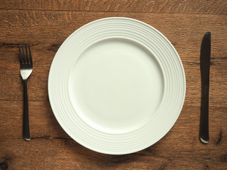 テーブルの上のお皿とナイフとフォーク