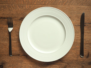 テーブルの上のお皿とナイフとフォーク
