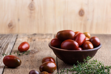 Obraz premium Colorful tomatoes on rural wooden table
