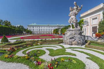 Obraz premium Rzeźba Paryża uprowadzającego Helenę, pałac Mirabell w Mirabellgarten (ogrody Mirabell), Salzburg, Austria.