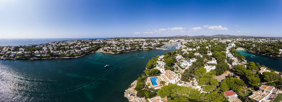 Luftaufnahme, Spanien, Balearen, Mallorca, Cala D' or und Bucht Cala Ferrera mit H&auml;usern und Villen