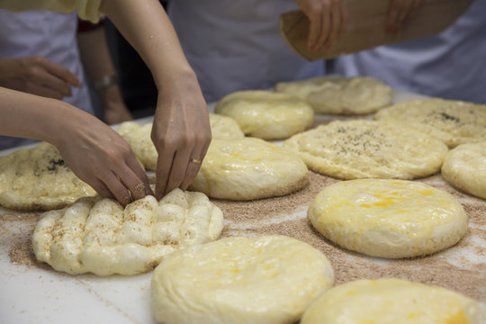 ekmek hamuru şekillendiren eller,fırıncılık - ekmekçilik