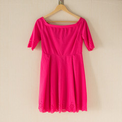 Vestido rosa colgado en la pared