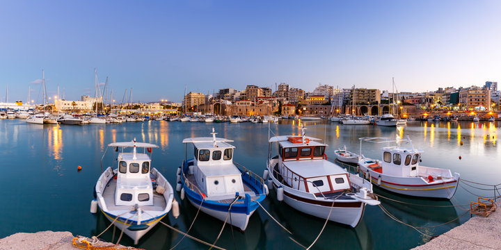 Kreta Heraklion Griechenland Hafen Boote Panorama blaue Stunde Abend