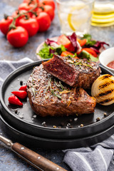 Biefstuk - gegrilde biefstuk. Ossenhaas rundvlees met frisse salade, cherrytomaatjes en rode peper