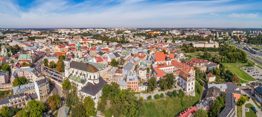 Fototapeta na wymiar Lublin - panoram miasta z lotu ptaka, widok na stare miasto. Zabytkowa część miasta Lublin widziana z powietrza.