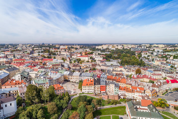 Krajobraz starego miasta w Lublinie. Lublin z lotu ptaka, widok na plac Po Farze.