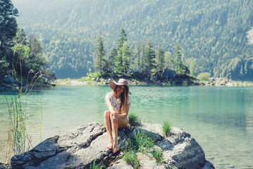 Junge Frau am Eibsee elegant Alpensee Landschaft