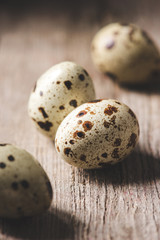 Obraz premium close-up view of healthy organic quail eggs on wooden table