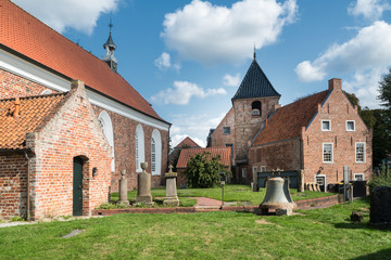 Fototapeta na wymiar Glockenturm und Kirche in Greetsiel in Ostfriesland