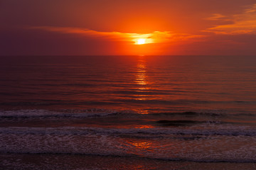 Fototapeta na wymiar sunrise over ocean
