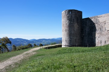 Fototapeta na wymiar Forte Interrotto domina dall'alto l'altopino di Asiago, in provincia di Vicenza, Italia settentrionale