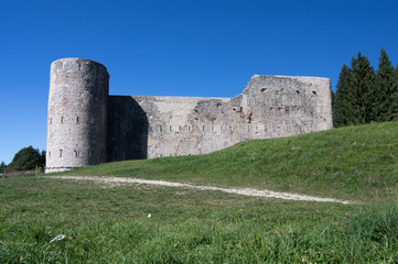 Fototapeta na wymiar Forte Interrotto domina dall'alto l'altopiani di Asiago, in provincia di Vicenza, Italia settentrionale.