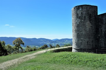 Forte Interrotto domina dall'alto l'altopiano di Asiago, in provincia di Vicenza, Italia Settentrionale.