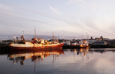Fototapeta premium Atardecer en el puerto de Reikjávik en Islandia.
