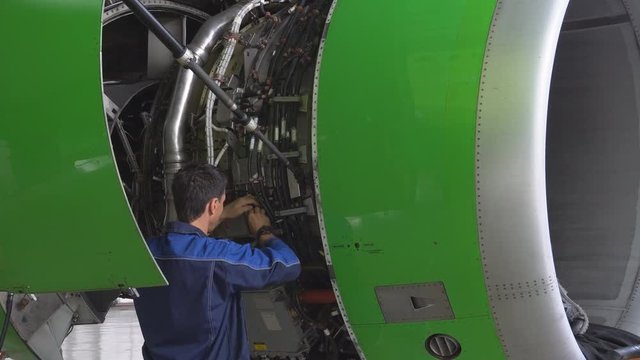 Master repairs the engine of a passenger aircraft 4k.