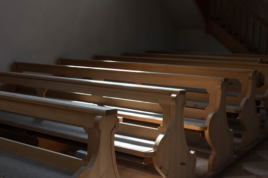Kirchenb&auml;nke mit Sonnenstrahl