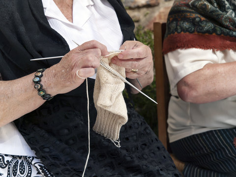 MUJER HACIENDO PUNTO