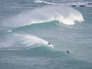 : Deportistas amantes de surf disfrutando de las grandes olas de invierno