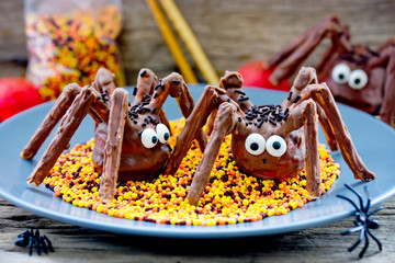 Halloween treat idea for kids - scary chocolate spider cakes with candy eyeballs