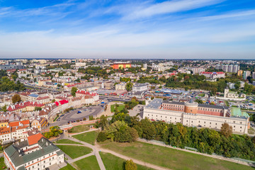 Lublin krajobraz miasta z lotu ptaka. Zamek Lubelski i plac zamkowy widziane z powietrza.