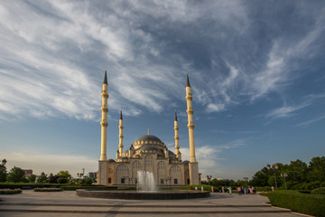 Fototapeta na wymiar Мечеть «Сердце Чечни» на фоне красивого неба