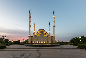 Fototapeta na wymiar Мечеть «Сердце Чечни» на фоне красивого неба