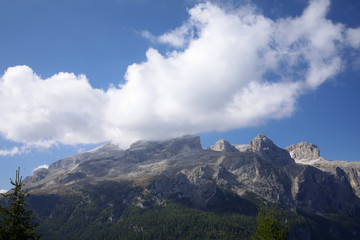 Fototapeta na wymiar Piz Boe Gebirgsstock in den Dolomiten, Alta Badia, Corvara, Italien, Europa