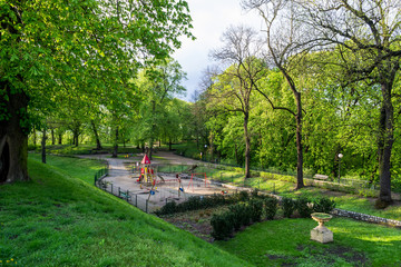 Park w zielonej szacie, położony w mieście Chełmno, Polska - obrazy, fototapety, plakaty