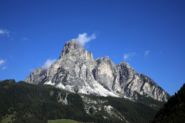 Fototapeta na wymiar Sassongher Gebirgsstock in den Dolomiten, Alta Badia, Corvara, Italien, Europa