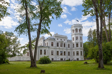 Obraz premium White castle Puurmani - saved theasure of modern in Estonia.