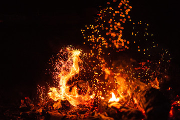 Feuriges Feuer isoliert auf schwarzem Hintergrund isoliert. Schöner gelber, orange und roter Feuerflammenbeschaffenheitsstil.