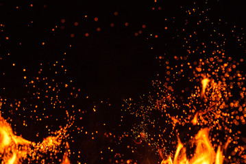Feuriges Feuer isoliert auf schwarzem, isoliertem Hintergrund. Schöner gelber, oranger und roter Feuerflammen-Texturstil.