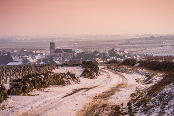 Obraz premium village de Bourgogne enneigé