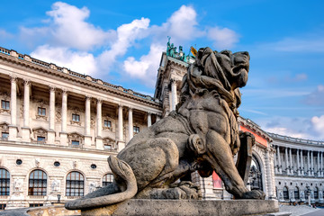 Fototapeta premium Wielkoformatowy lew przed wiedeńskim Hofburgiem, Heldenplatz