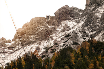 Seilbahn in den Alpen bei Sonnenschein