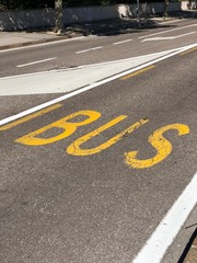 Obraz premium znaki drogowe strzałka stop wyłączone przejście dla pieszych autobus autobus kod ruchu policja bezpieczeństwo