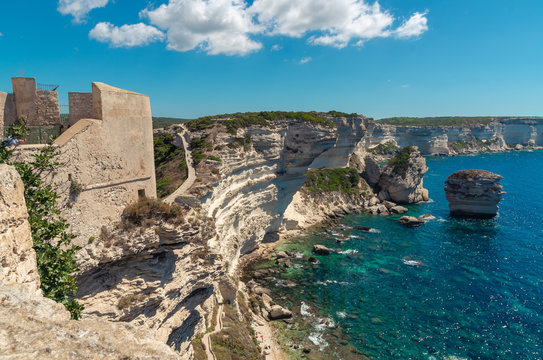 Vue sur la mer et les falaises depuis la ville haute de Bonifacio, Corse du sud, France