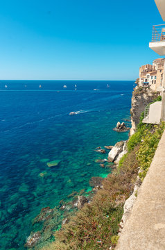 Vue sur la mer et les falaises depuis la ville haute de Bonifacio, Corse du sud, France