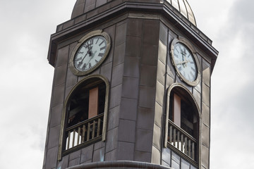 Fototapeta na wymiar Kirchturm mit Uhr
