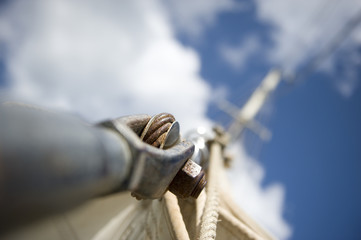 Segelbootmast ragt in den Himmel