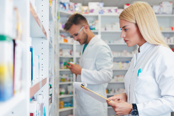 Obraz premium Colleagues pharmacists and chemists working at pharmacy drugstore