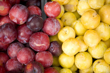 gelbe und rote Pflaumen