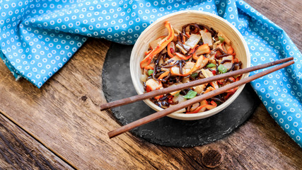 salade de calamars, algues et pousses de bambou