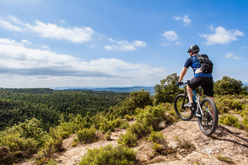 Obraz na płótnie Canvas Male ebike rider taking a break and enjoying the beautiful landscape