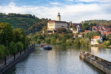 Transportschiff auf dem Neckar wartet auf die Einfahrt in die Schleuse Gundelsheim. Im Hintergrund Weinberge und Schloss Horneck - obrazy, fototapety, plakaty