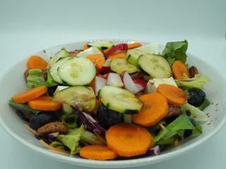 Ensalada mediterránea, vista lateral.
