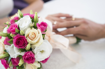 Obraz na płótnie Canvas Beautiful wedding bouquet and hands.