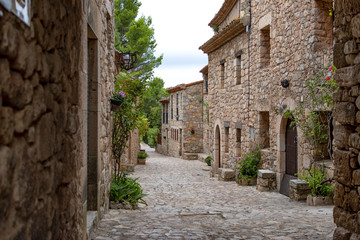 Fototapeta na wymiar Streets of Romanesque architecture, from a town in southern Spain called Siurana.